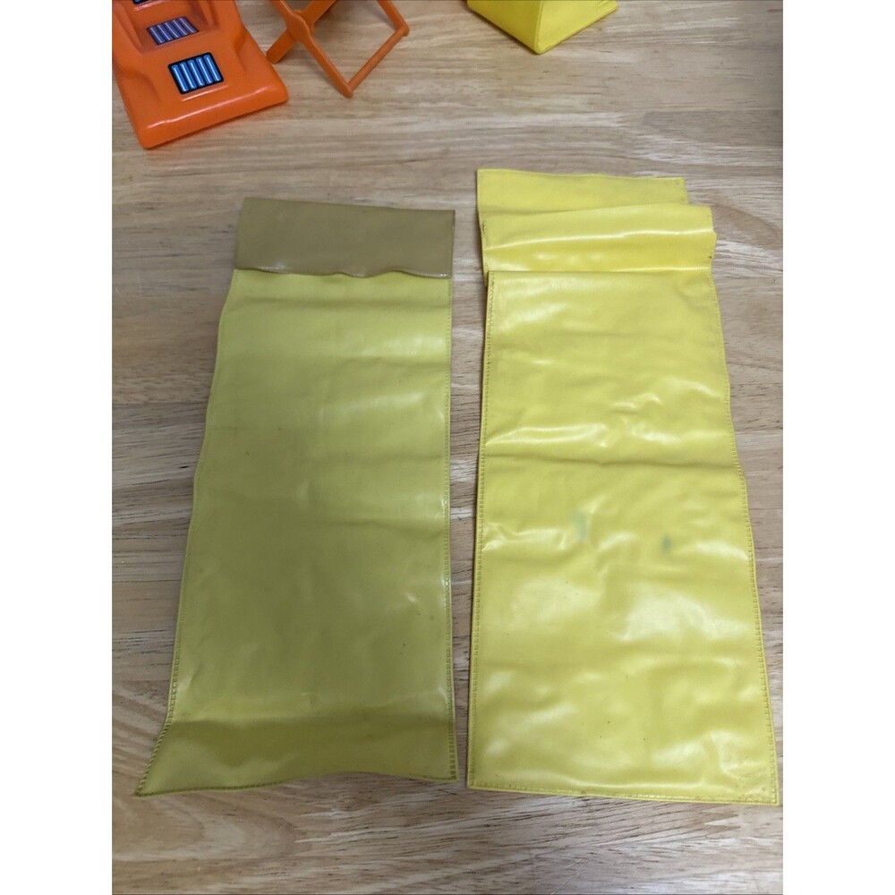 Vtg Barbie Orange & Yellow Camping Out Chairs Sleeping Bags Chaise Lounge - Picture 6 of 12